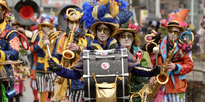 Muzikanten in een carnavalsoptocht